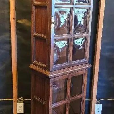 Vintage Lighted Curio Cabinet With 2-Glass Front Doors And 3-Glass Shelves