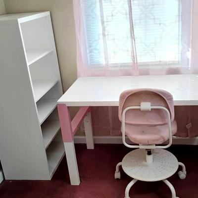 Child's Desk, Chair & Bookshelf 