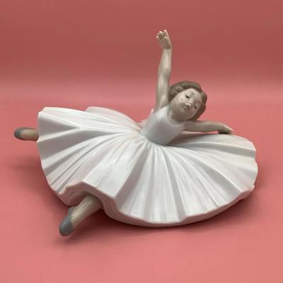 “A Dancers Pose” Nao By Lladro Figurine