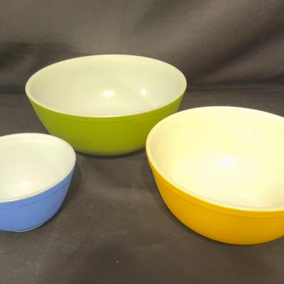 Vintage Set Of Three Pyrex Bowls In Original Box