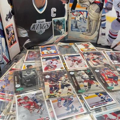 Beckett Hockey Magazines And Sleeves Of Hockey Trading Cards