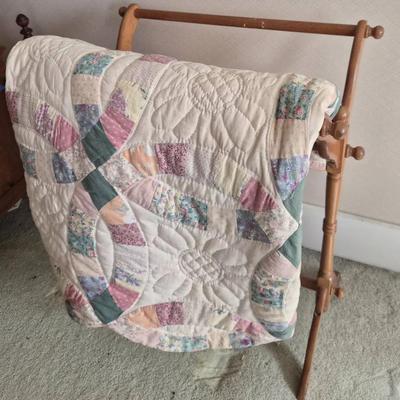 Quilt Rack with Wedding Ring Pattern Quilt