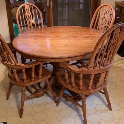 Amish Medium Oak Round Table W/4 Slatback Windsor Arm Chairs