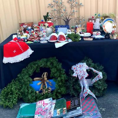 Christmas Décor Collection with Wreaths, Metal Family Tree & New Slippers