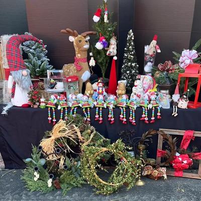 Holiday Reindeer, Wreaths & Christmas Figurines