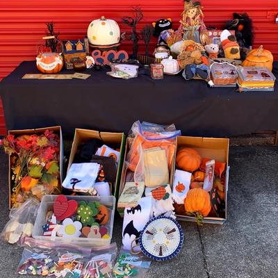 Halloween Décor Featuring Teleflora Pumpkins & Scarecrows