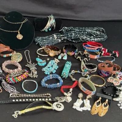 Costume Jewelry: Necklace, Bracelets and More
