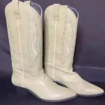 Women’s Boots in Soft Green 8M