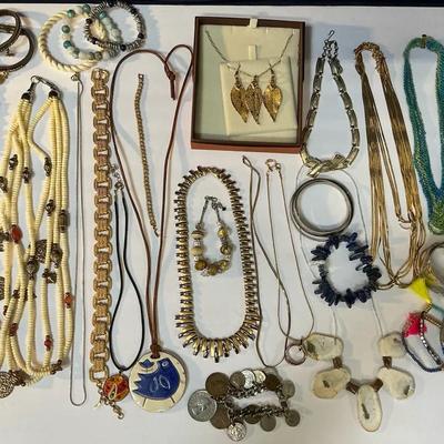 Costume Jewelry (BMO97)