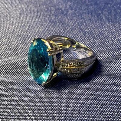 14k White Gold Blue Topaz Ring (Size 7) (8.82 Grams)