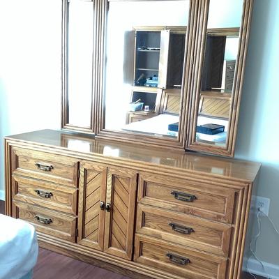 Broyhill Bureau W/Mirror