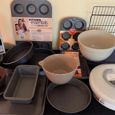 Baking Lot W Glass Pyrex’s Lids And Many Baking Trays And More