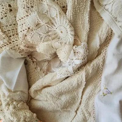 Afghans, Chenille Blankets, Table Runners & Doilies 