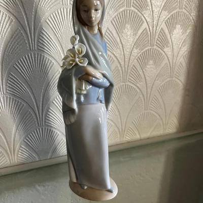Lladró "Girl with Lilies Sitting" porcelain figurine