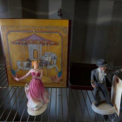 4054 • 3 porcelain figurines