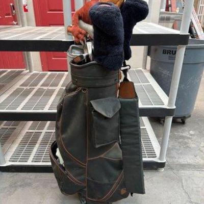 2516 • golf bag with clubs