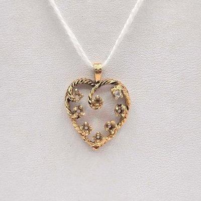 724 • 14k gold with diamond heart pendant, 2.3g