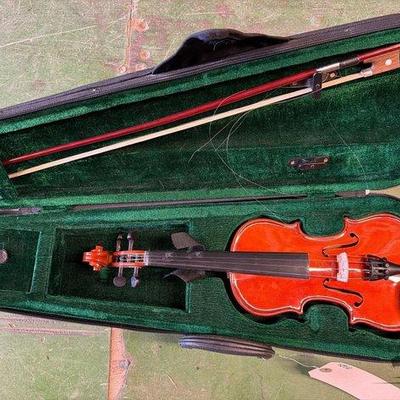 6088 • violin with carrying case