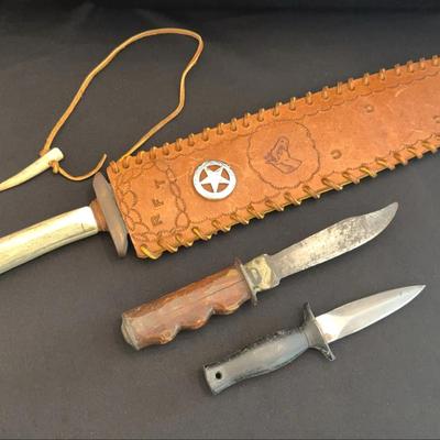 Knives, Lot 1 - 1 Large knife with leather sheath, 2 small