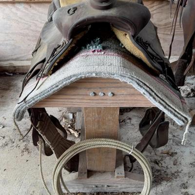 Saddle, stand, pad & lasso - Lot 1