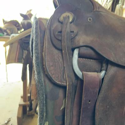 Saddle, stand, pad - Lot 2