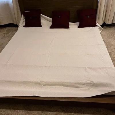 White Queen Coverlet 100% cotton Williamsburg by Ellery Homestyle, and three pillo, and three pillow