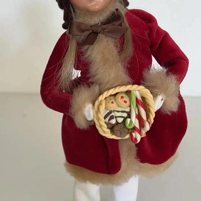 Byers' Choice Ltd “The Caroler”