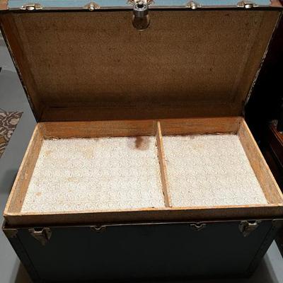 Steamer trunk with compartment