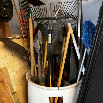 Garden Rakes & Brokms