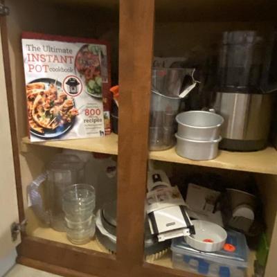 Sale Photo Thumbnail #24: Instant pot, other kitchen items