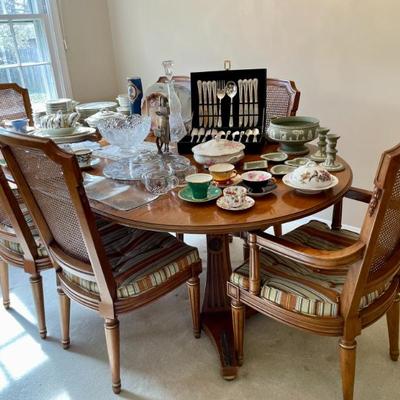 Sale Photo Thumbnail #2: Henredon dining room table and chair set
