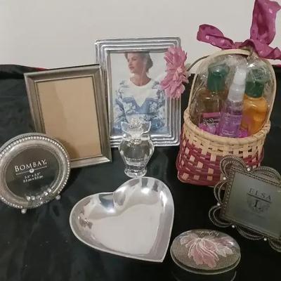 Crystal Perfume Bottle with Keepsake Decor