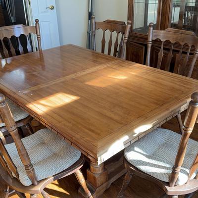 Wooden Dinning Table W/ Spindle Back Chairs (8) & 2 Leafs | 64x42x49