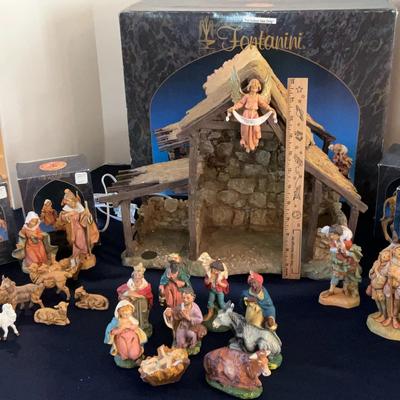 Fontanini Lighted Cresh Set With Additional Figures
