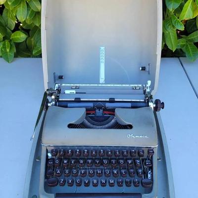 Olympia De Luxe Vintage Typewriter