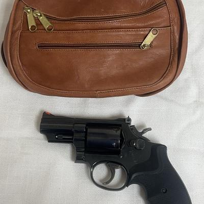 Smith & Wesson MOD 19-6 357 Magnum Revolver with Leather Stealth Pac Case