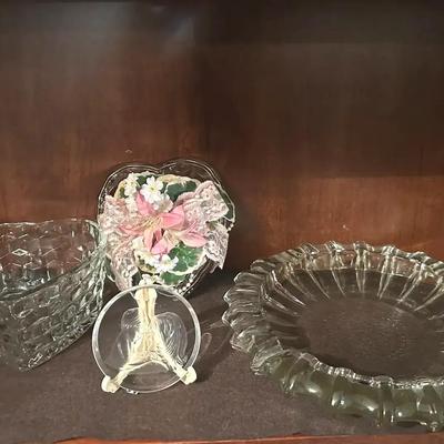 HOMCO Ruffled Glass Bowl with Heart-Shaped Dishes and “Mother & Child” Plaque (4-Piece Glass Collect