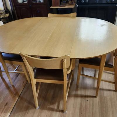 MCM Kitchen Table With 4 Chairs And 2 Leaves