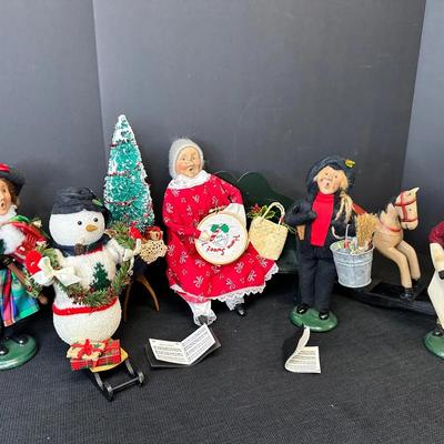 Byer’s Choice Carolers 7pc Lot Mrs Clause