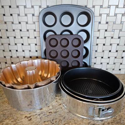 Lot #254 - Baking Pans Lot - Muffin Pan, Mini Muffin Pan, Bundt Pans, Cake Pans