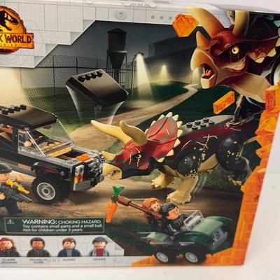 New Lego Jurassic World 76950 Triceratops Pickup Truck Ambush.