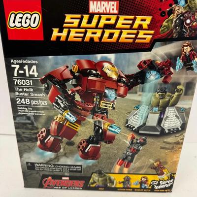 Opened Lego Marvel Super Heroes 76031 The Hulk Buster Smash.