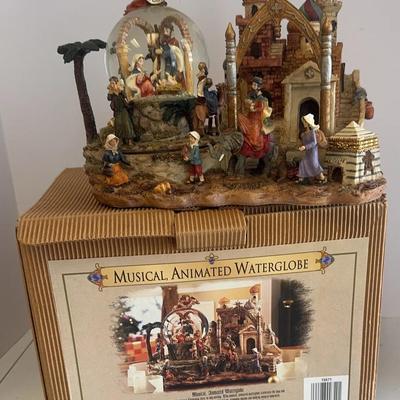 Musical Antimatef Waterglobe Grandeur Noel 2002 13”x 9”