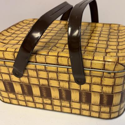 Vintage 1959s Metal Woven Weave Pattern PICNIC BASKET w/ Handles & Lid  Very Nice Condition  