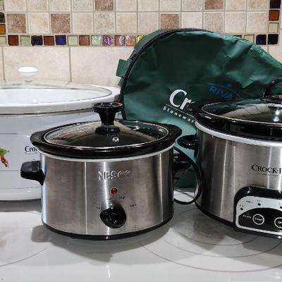 Slow cookers with carrier