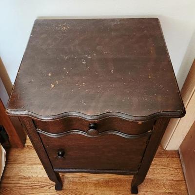 Antique night stand 28 x 17 x 16 1)