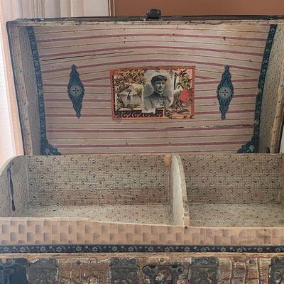 Camel back trunk inside and shelf