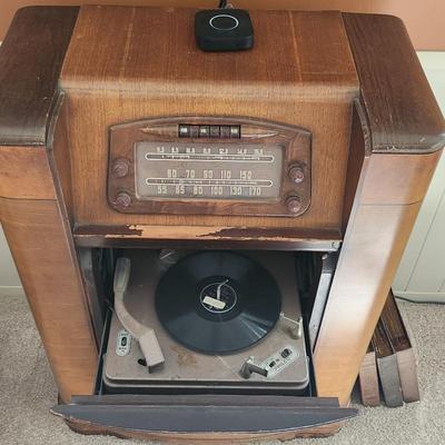Philco radio and record player 1)