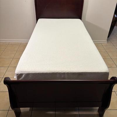 Twin Sleigh Bed w/ like new memory form mattress