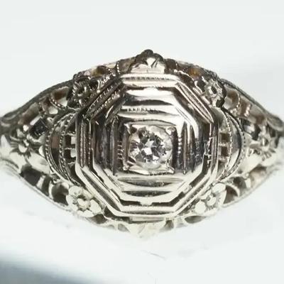 14K White Gold Vintage Style Ring With Diamond - Size 5